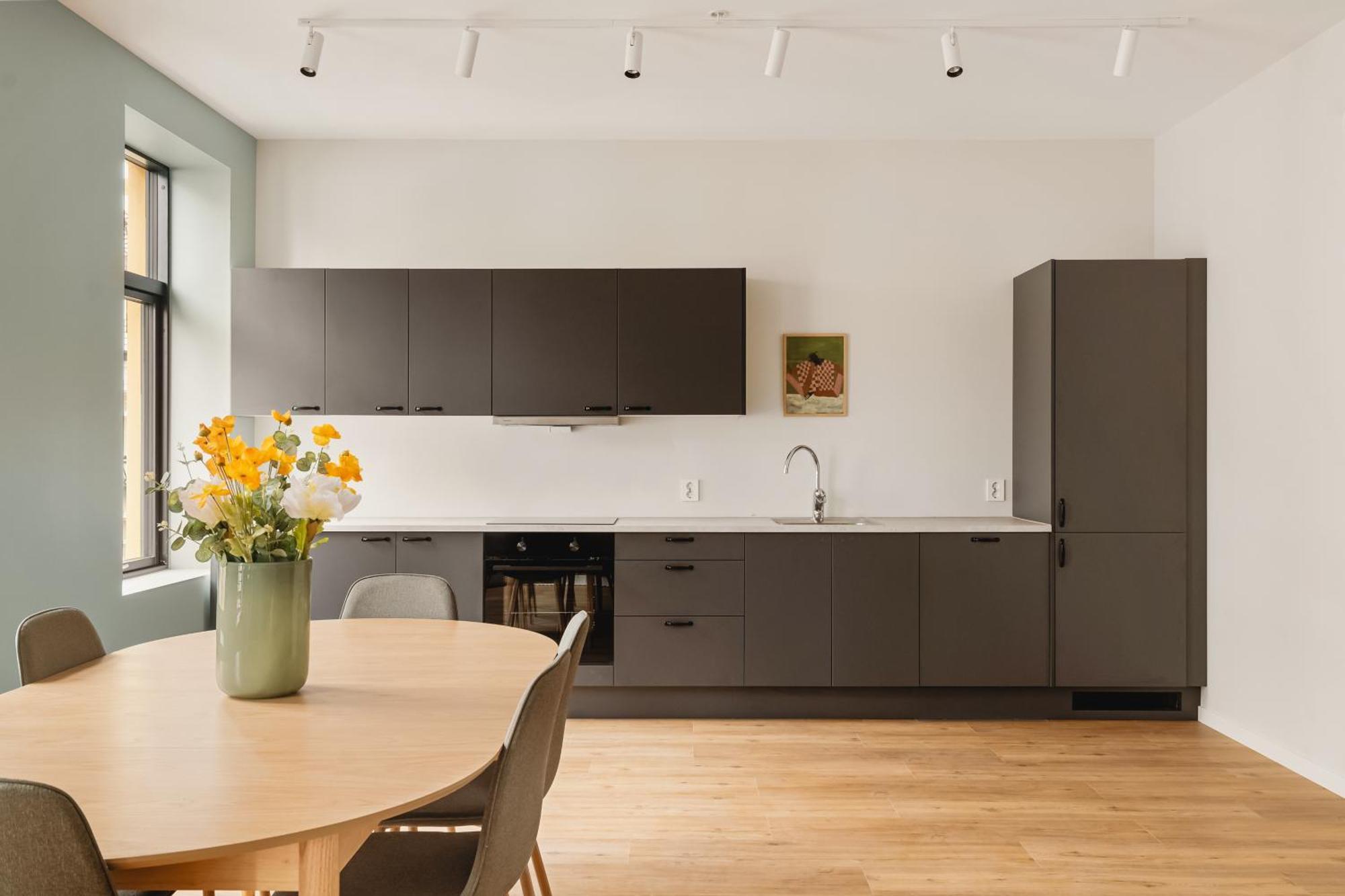 Hh24 - Modern L Center *